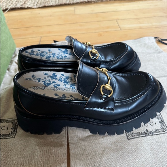 Gucci Black Leather Loafers with Gold Accents - Picture 4 of 7